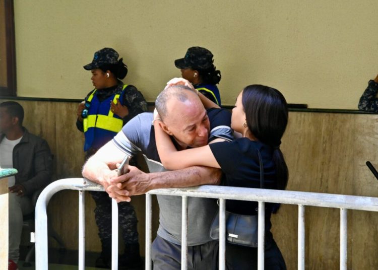 Familiares de víctimas del Jet Set salen llorando de la sala durante juicio de fondo