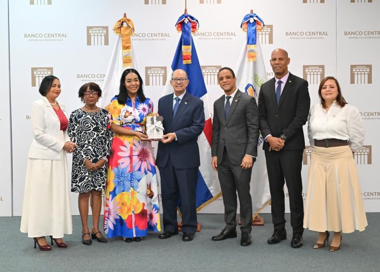 BCRD dona 21 obras literarias a la Biblioteca Abigaíl Mejía del Ministerio de la Mujer