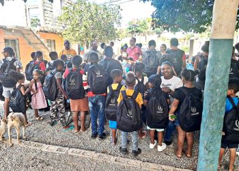 Fundación Rincón realiza entrega de útiles escolares en Las Galeras, Samaná