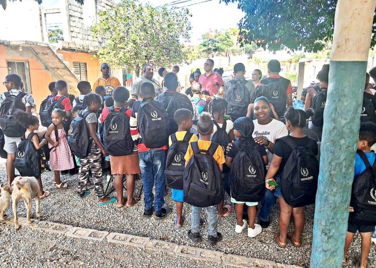 Fundación Rincón realiza entrega de útiles escolares en Las Galeras, Samaná