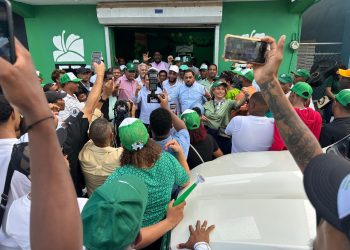Mario Balbuena “Robin” se juramenta en la Fuerza del Pueblo en Las Galeras