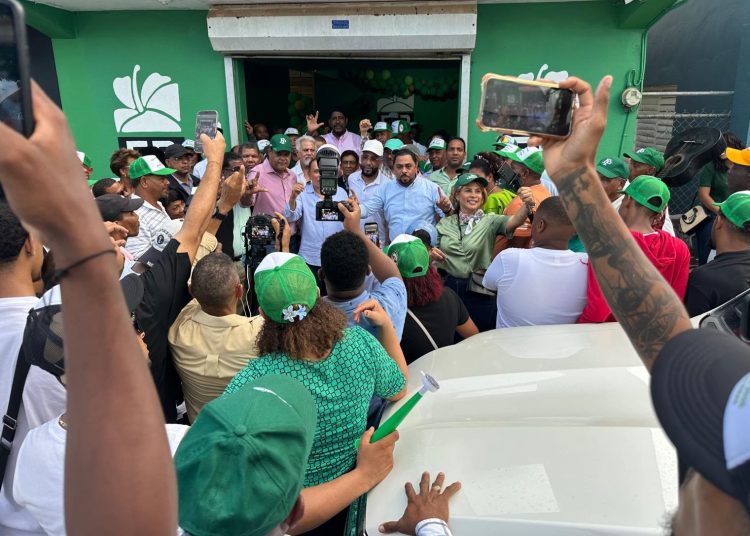 Mario Balbuena “Robin” se juramenta en la Fuerza del Pueblo en Las Galeras
