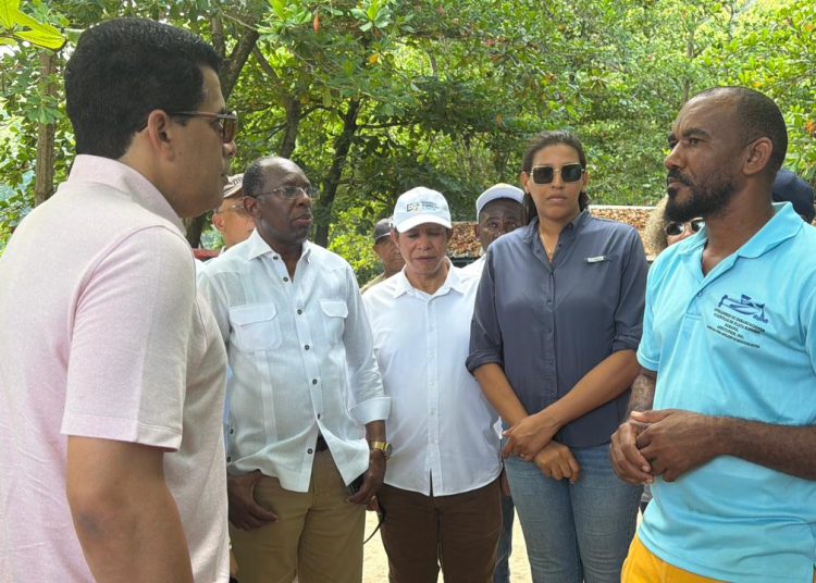 Ministro David Collado supervisa operativo de limpieza en Playa Rincón de Las Galeras