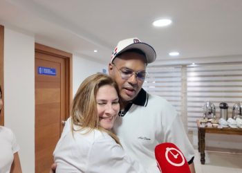 Carolina Mejía recibe a Santiago Matías durante jornada “Plásticos por Útiles Escolares”