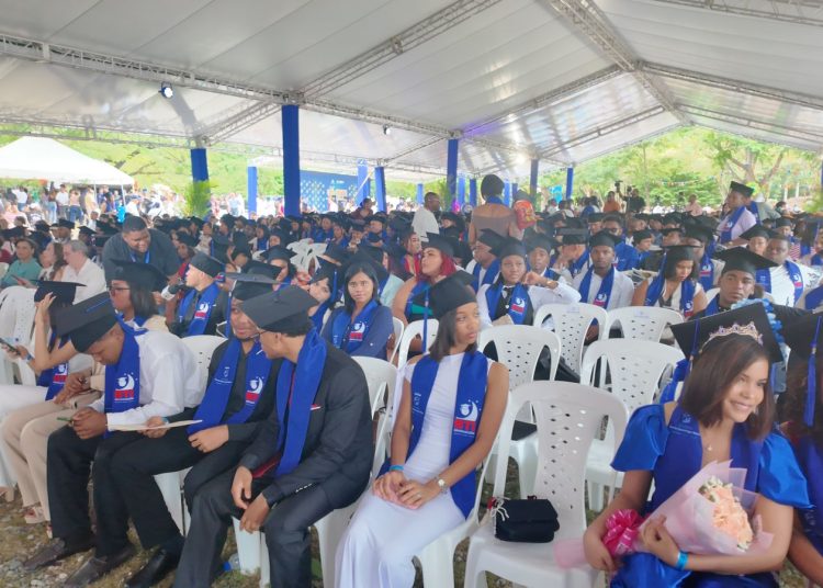 800 jóvenes de SDN se gradúan en primera promoción del programa municipal BTI