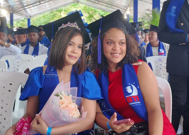 “Es un logro”: jóvenes de SDN celebran graduación y sueñan con llegar a la universidad