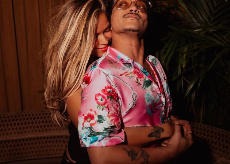 Bruno Mars y Karol G ¿usando marketing emocional para publicidad?