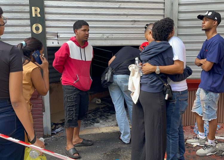 Incendio afecta varios locales del Mercado Modelo de Santiago durante la madrugada