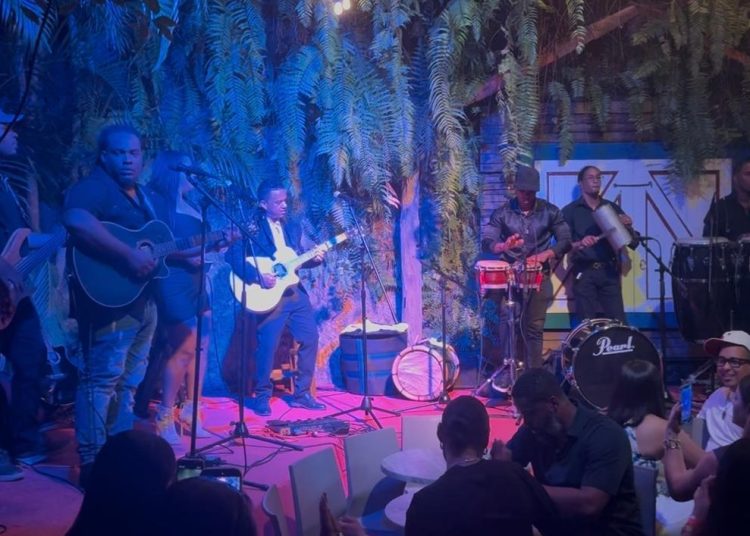 Jean Luis Fortuna rinde tributo a Antony Santos en Casa de Teatro