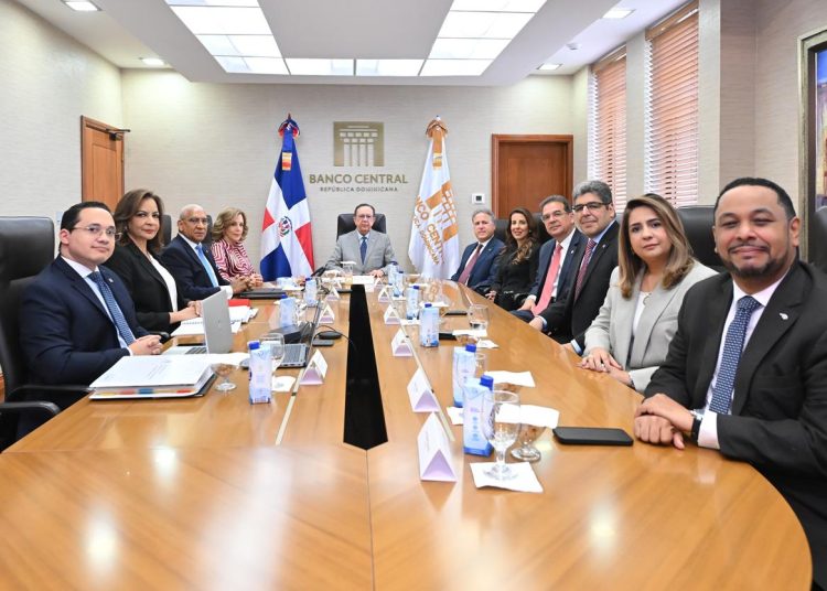 Valdez Albizu recibe a directivos de LIDAAPI y destaca fortaleza del sector mutualista