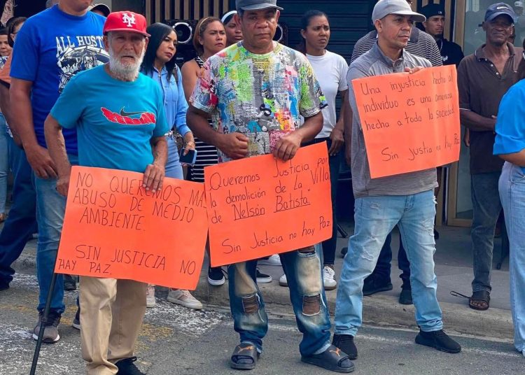 Comunitarios de Juan Adrián protestan contra demolición de cabaña ordenada por Medio Ambiente