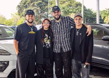 Productor Raphy Pina regala carros a tres de sus hijos y divide las redes
