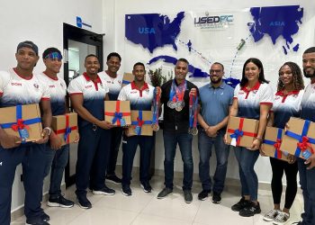 Grupo Empresarial Miguel Moreta entrega 11 laptops a atletas de Bonao