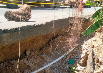 Poste de Claro estaría obstaculizando reparación de peligroso socavón en carretera de Samaná
