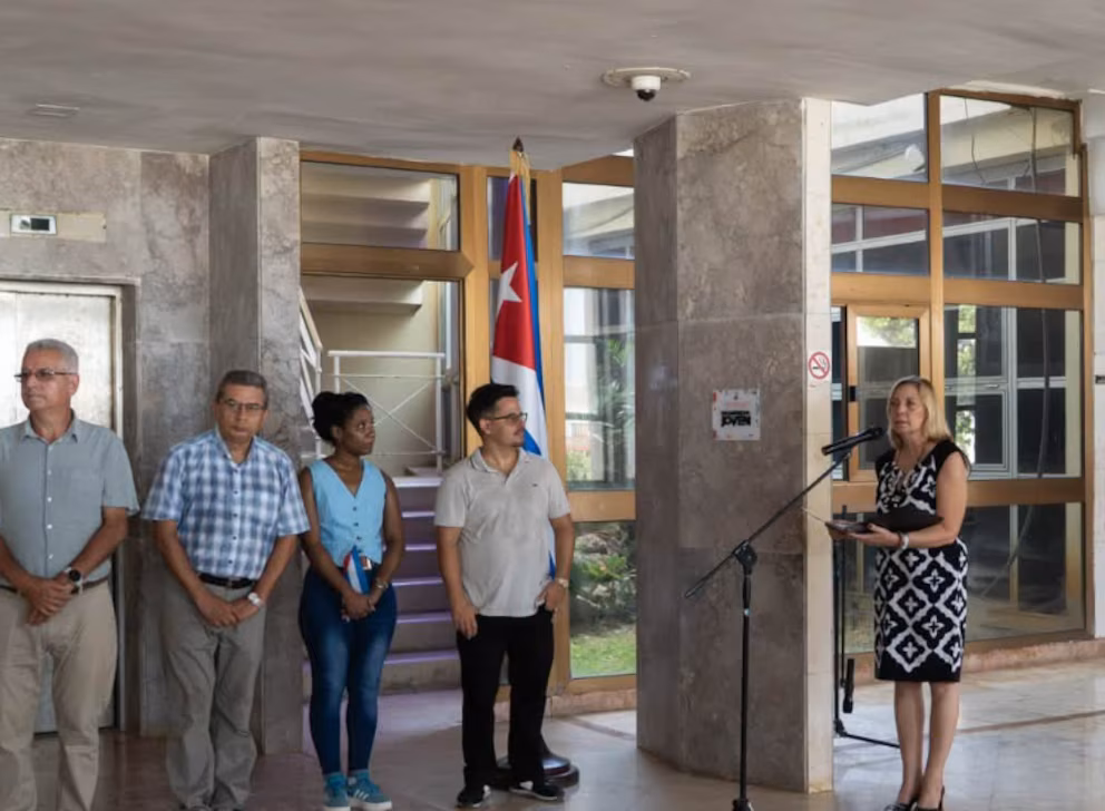 Diplomáticos cubanos expulsados de República Dominicana regresan a La Habana