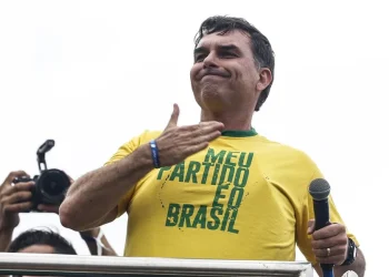 Flávio Bolsonaro propone bajar a 14 años la edad penal para delitos graves