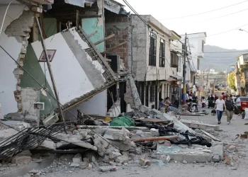 Búsqueda contrarreloj entre los escombros un día después del fuerte terremoto en Colombia
