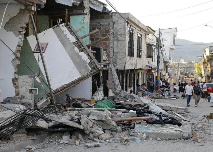 Búsqueda contrarreloj entre los escombros un día después del fuerte terremoto en Colombia