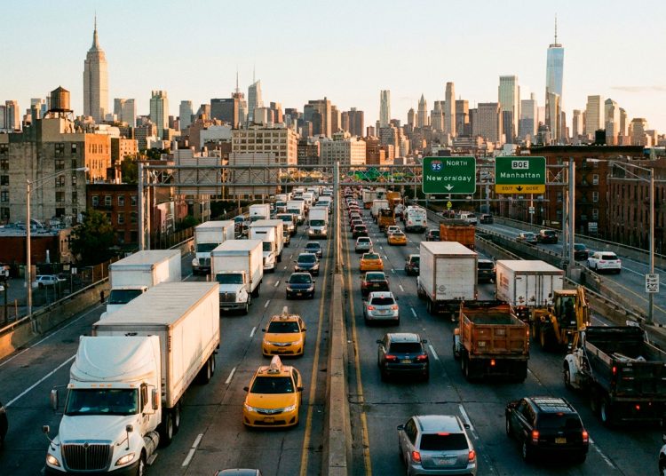 EE. UU. endurece controles a camioneros extranjeros y retira de las carreteras a conductores que no cumplen requisitos
