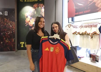 Largas colas para conseguir la nueva camiseta de España con la segunda estrella