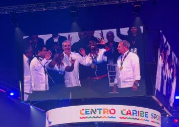 Christopher Melenciano recibe medalla especial de manos de Abinader