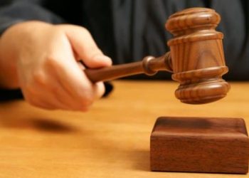 Condenan a 30 años de prisión a hombre por matar a un expolicía para robarle
