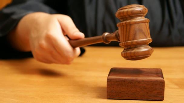 Condenan a 30 años de prisión a hombre por matar a un expolicía para robarle