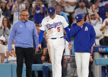 Freeman sufre aparatosa caída en el dugout rival y luego sale del juego
