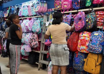 “Todo está caro”: padres hacen malabares para comprar escolares
