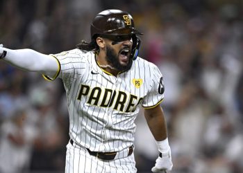 Fernando Tatis Jr. asciende al segundo lugar histórico de jonrones de los Padres