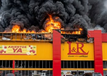 Incendio afecta tienda comercial en la autopista Las Américas