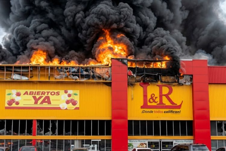 Incendio afecta tienda comercial en la autopista Las Américas