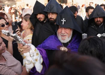 El líder de la Iglesia Apostólica de Armenia se enfrenta a un juicio en medio de una disputa con el gobierno