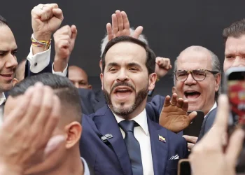 De la Espriella asume presidencia de Colombia con fuerte desafío fiscal y mejoras en empleo y pobreza