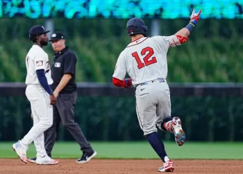 Schwarber y Nola hacen realidad la magia del Campo de los Sueños para los Filis