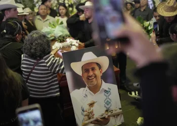 Fiscalía investiga posible vínculo entre esposa de Carlos Manzo e imputado por su asesinato