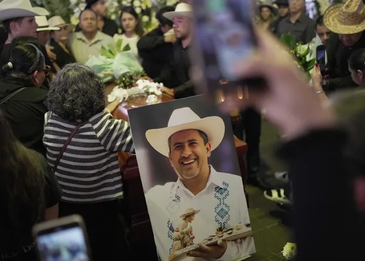 Fiscalía investiga posible vínculo entre esposa de Carlos Manzo e imputado por su asesinato
