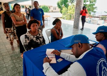 Largas distancias dificultan registro de votantes rurales ante proceso electoral en Haití