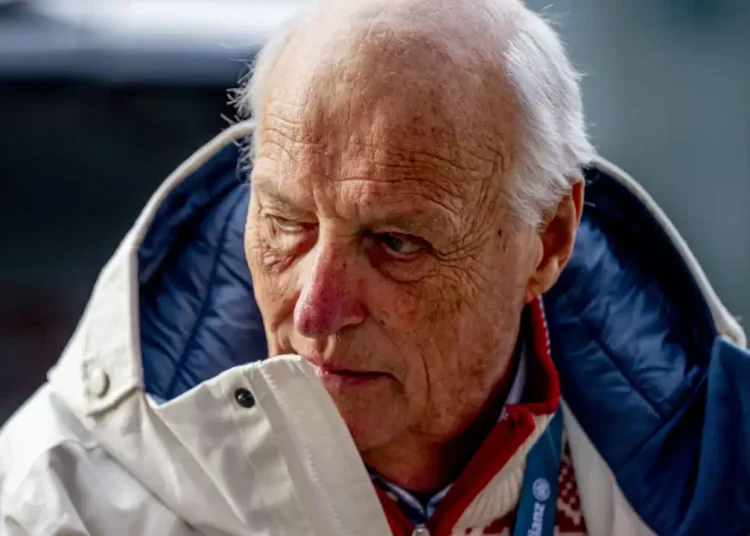 Empeora el estado de salud del rey Harald de Noruega, que permanece estable por infección