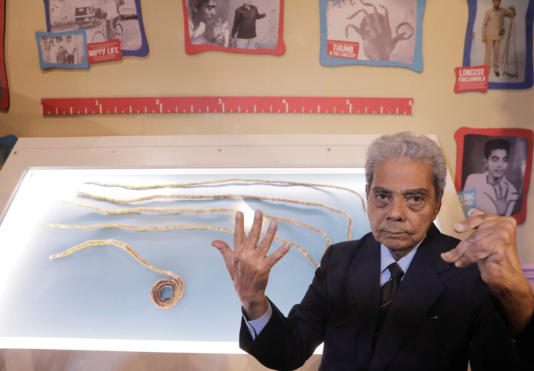 66 años sin cortarse las uñas: la insólita historia de Shridhar Chillal