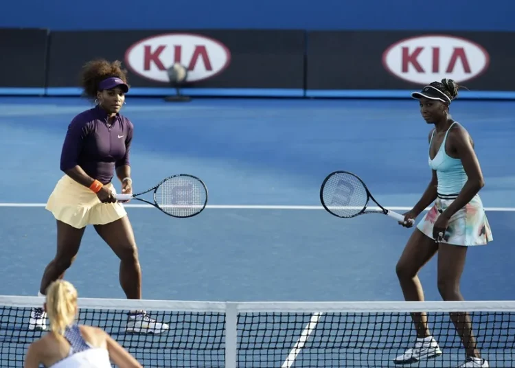 Las hermanas Williams caen con honor en su regreso a un partido de dobles cuatro años después