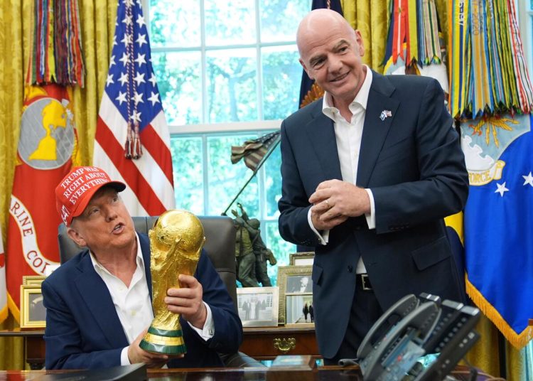 Trump entra en crisis interna de la FIFA y respalda permanencia de Gianni Infantino