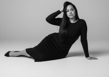 Periodista Laurie Marie Santos avanza a la final de la competencia Next Runway Star 2026; pide la apoyen a través de los votos para ganar