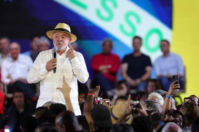 Lula lanza su candidatura con promesas de inversión en defensa, educación y tierras raras