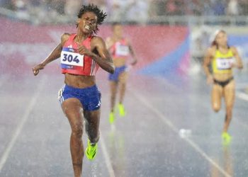 Investigan lanzamiento de botellas durante la final de Marileidy Paulino en Santo Domingo 2026