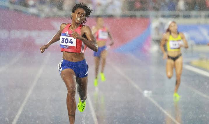 Investigan lanzamiento de botellas durante la final de Marileidy Paulino en Santo Domingo 2026