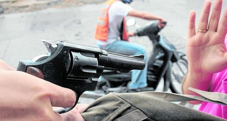Atracan a punta de pistola a trabajadora cuando iba a una zona franca en Santiago