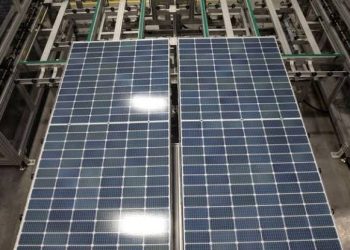 Trump impone un arancel del 15 % a insumo para fabricar paneles solares y semiconductores