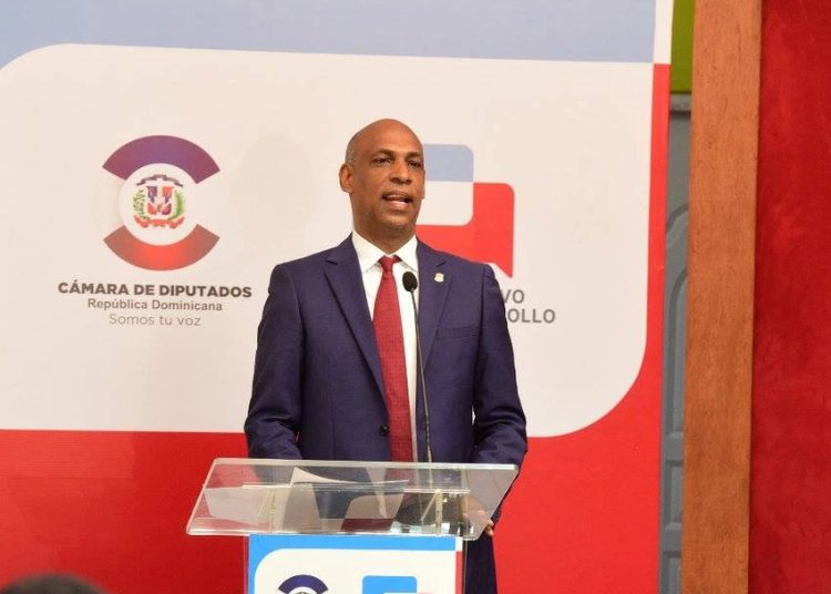 Israel Terrero pasa al Servicio Interno tras dirigir Consulado en Mayagüez