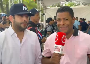 Durante recolección de firmas, Eduardo Saint-Hilaire afirma: “La gente se cansó de los 500 pesos y un pica pollo”